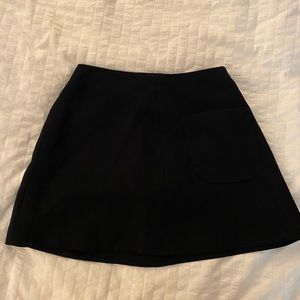 Aritzia Wilfred skirt with pocket on front.